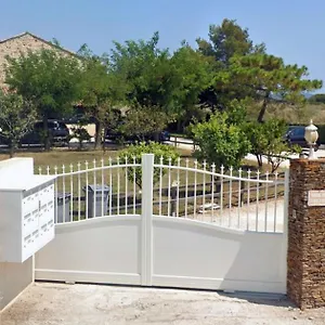 grand-studio-a-5mns-de-la-plage-des-salins.aixenprovencehotels.org/